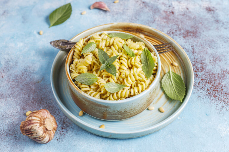 Makaron z soczewicy ze szpinakiem – przepis